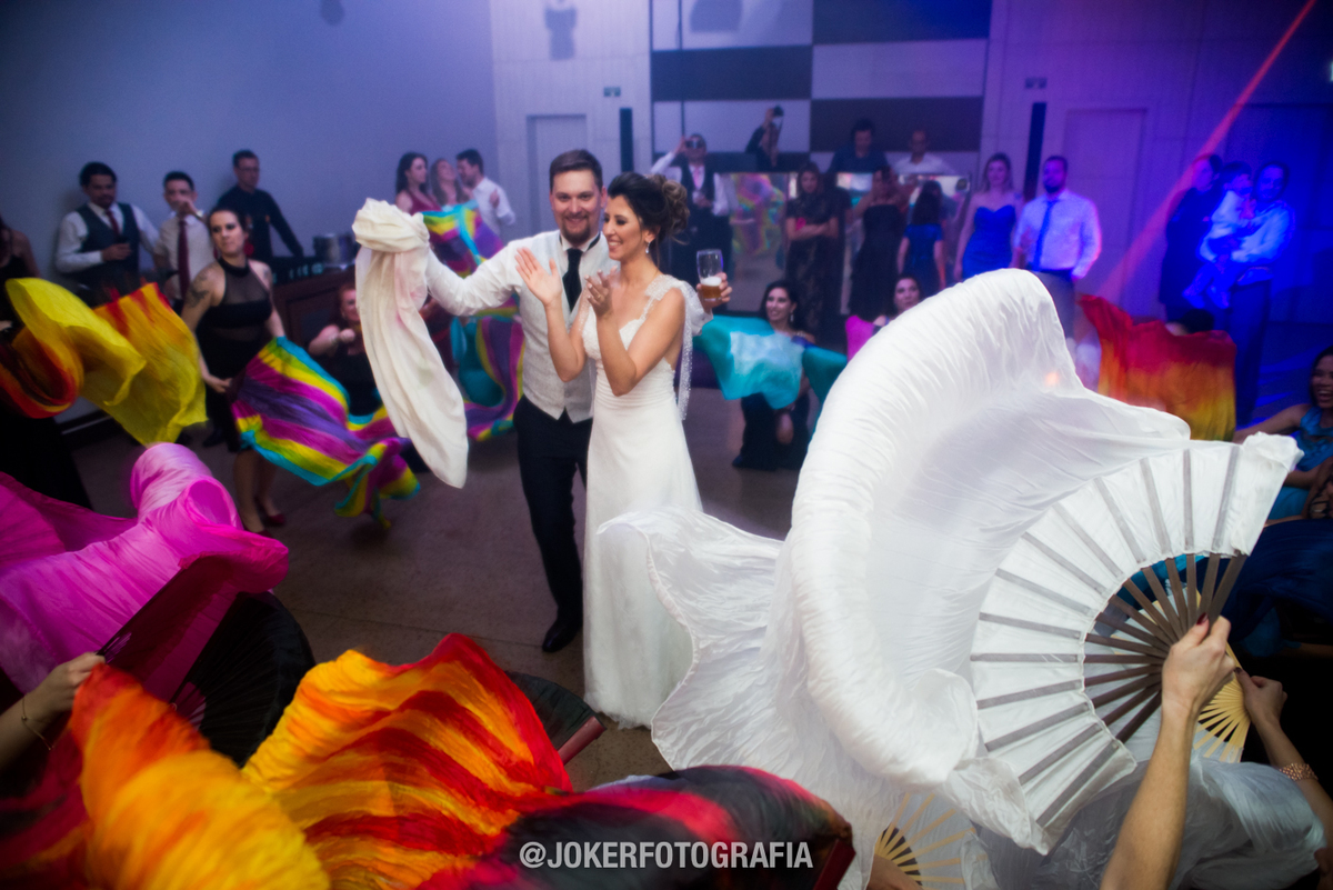 leque colorido de dança do ventre é destaque em festa de casamento por joker fotografia