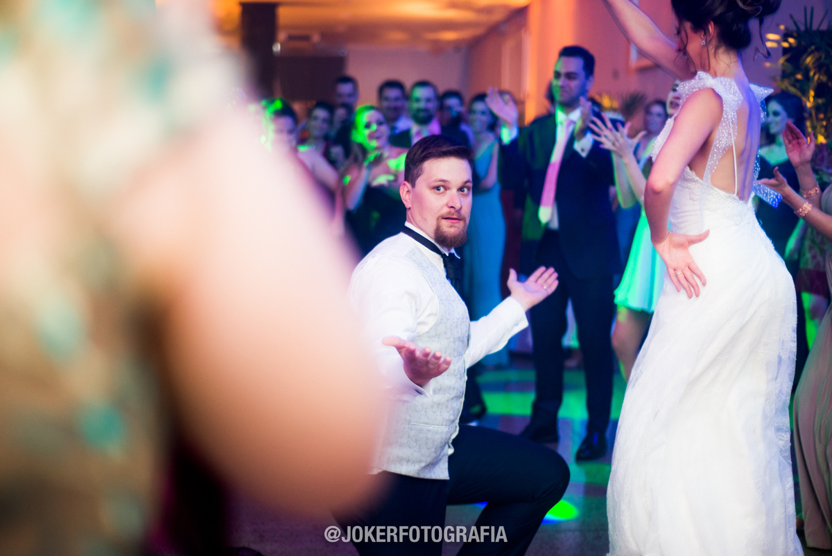 noiva surpreende noivo com dança do ventre