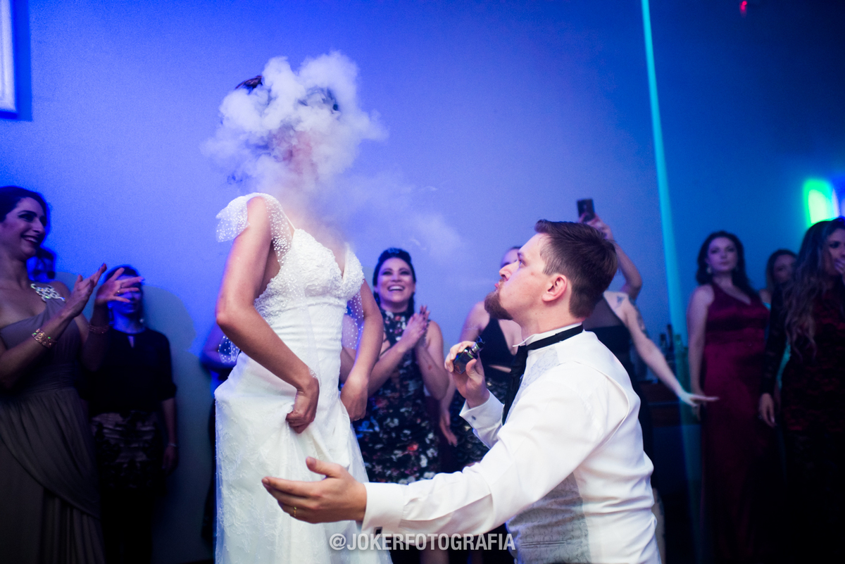 vaporizador dá lindo efeito de fumaça no casamento para fotos dos noivos