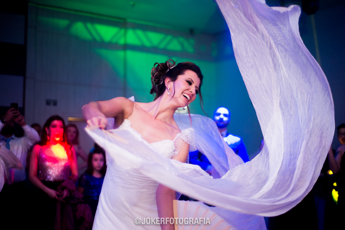 noiva faz dança com fan veil no dia do casamento