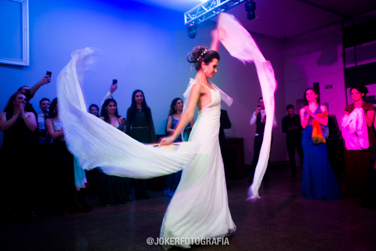 cintia janiiah de noiva faz apresentaçao de dança arabe no dia do seu casamento