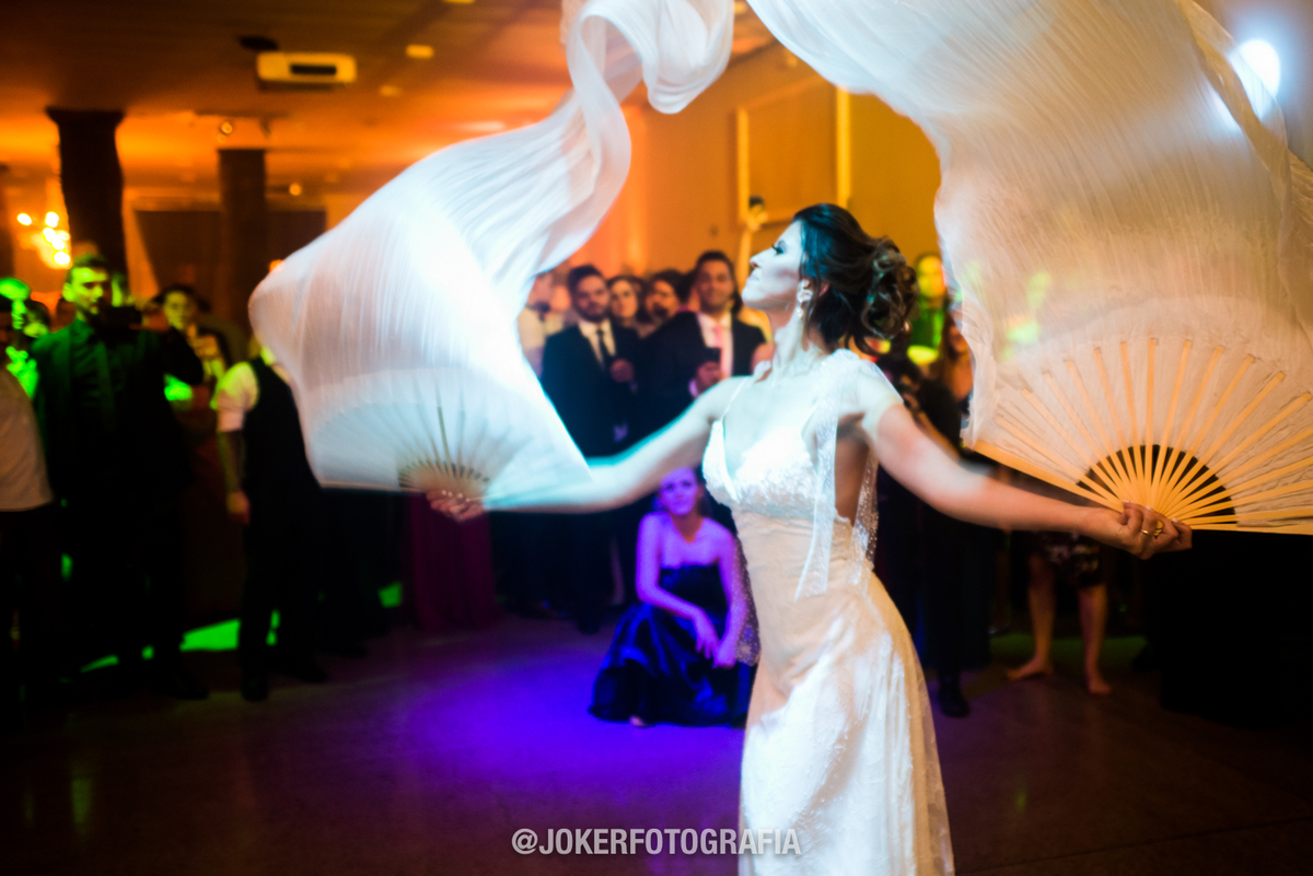 noiva surpreende e faz dança do ventre com fan véu no dia do casamento
