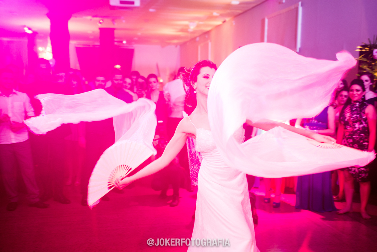 noiva bailarina dança do ventre com véu branco