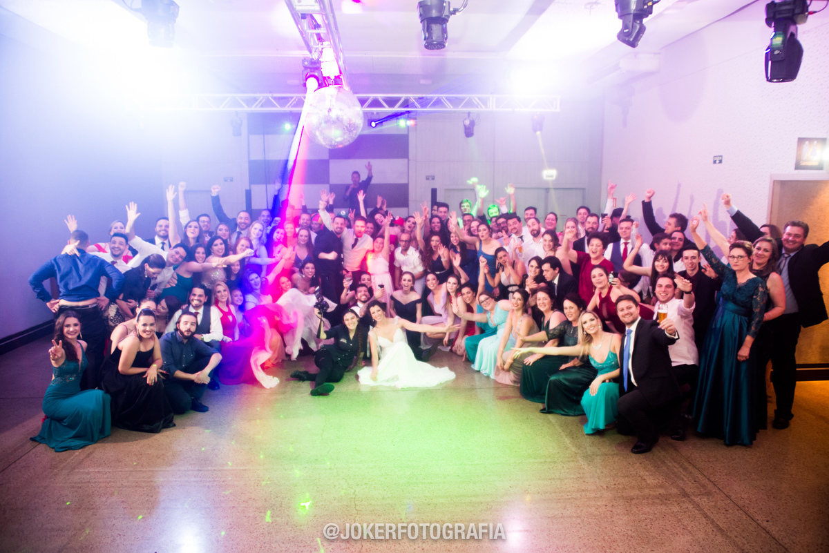 casamento cintia e rodrigo com todos os convidados na pista