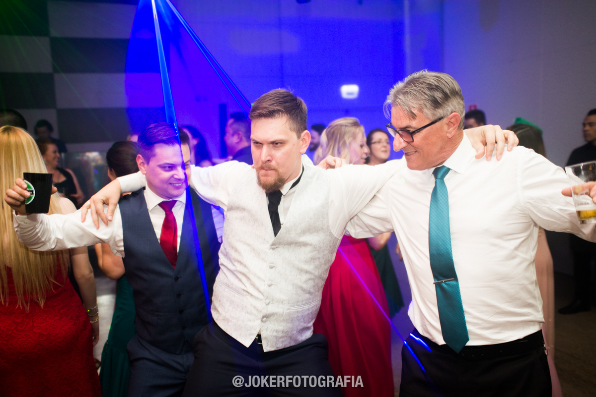 noivo dançando com pai e irmao