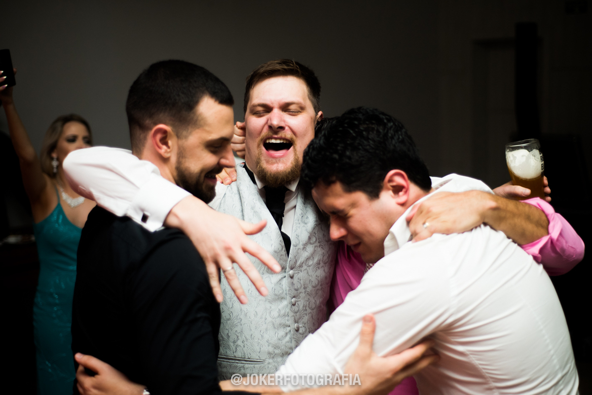 noivo com os amigos no dia do casamento