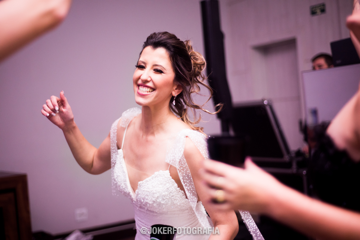 noiva curtindo a festa