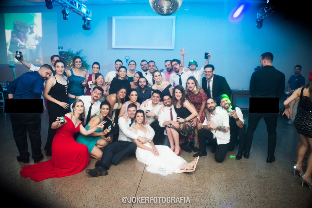 foto do grupo de amigos com surpresa