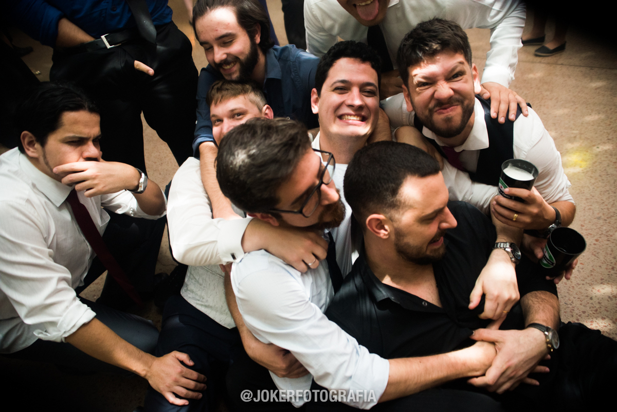 grupo de amigos do noivo