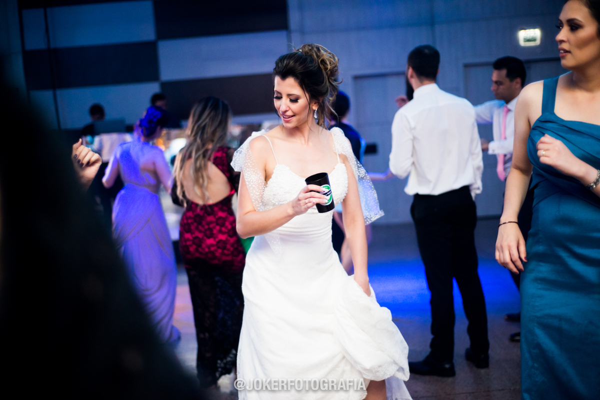 noiva anima a festa que vai até o final com a pista cheia