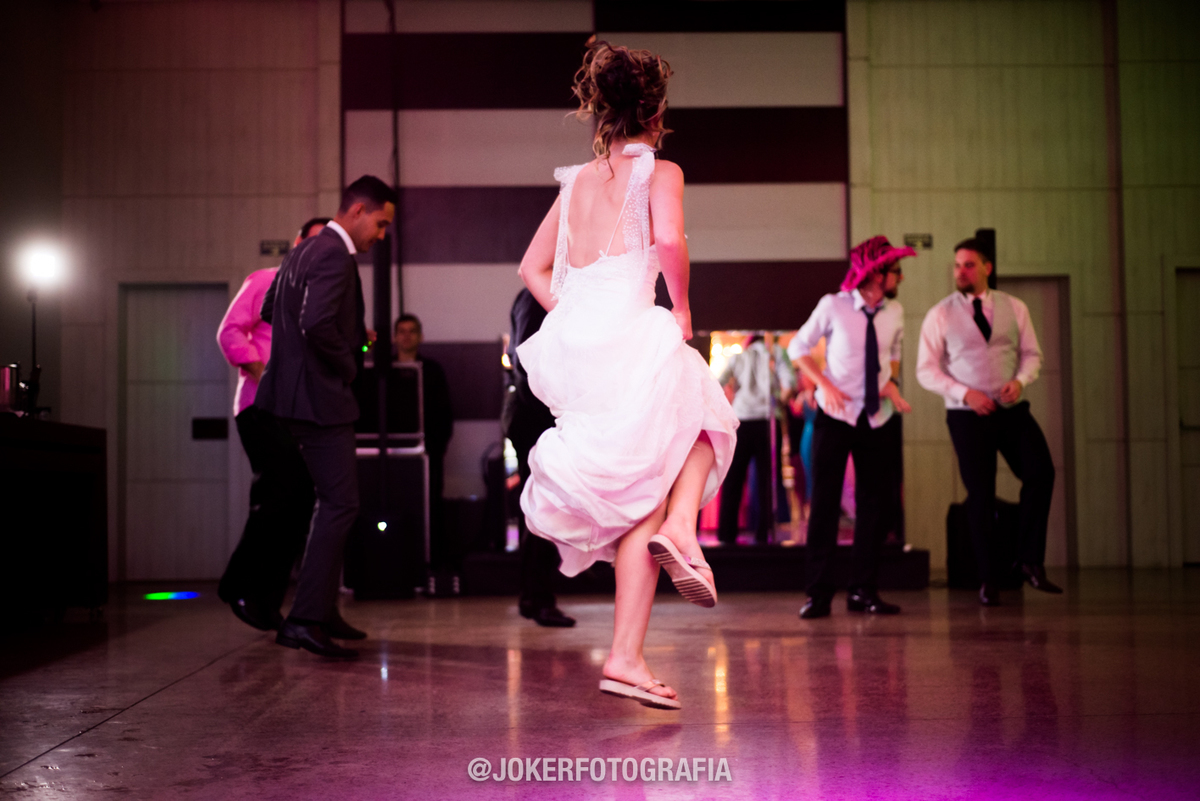 noiva curtindo a festa