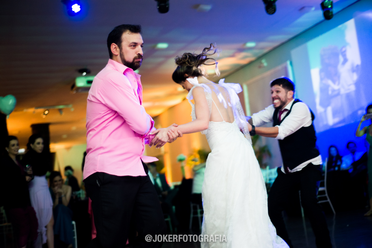 puxa a noiva para a pista de dança