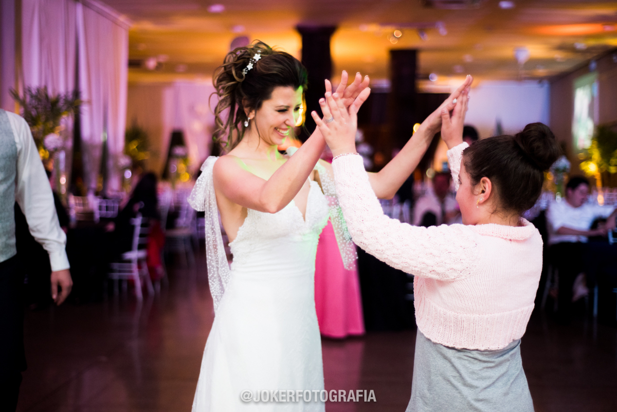 noiva dançando com a daminha do casamento