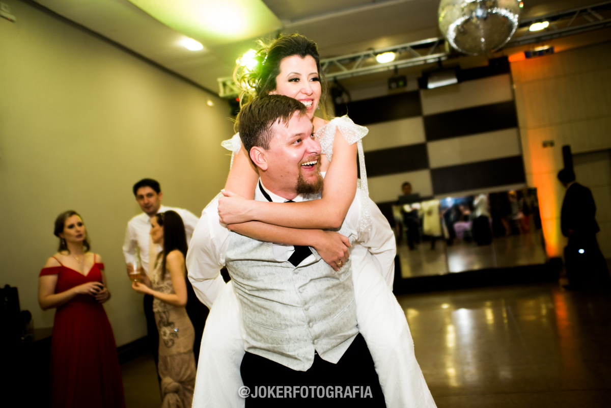 noivos na pista de dança