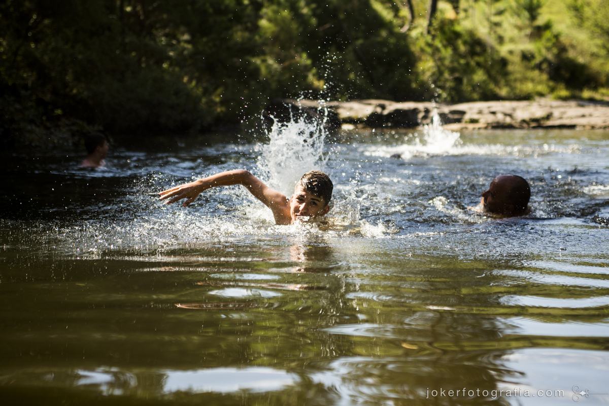 ensaio lifestyle de família com banho no rio em são luiz do purunã no recanto dos papagaios