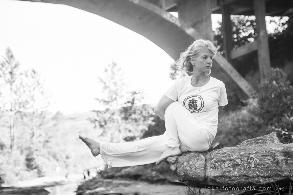yoga ao ar livre na natureza em ensaio fotográfico feminino
