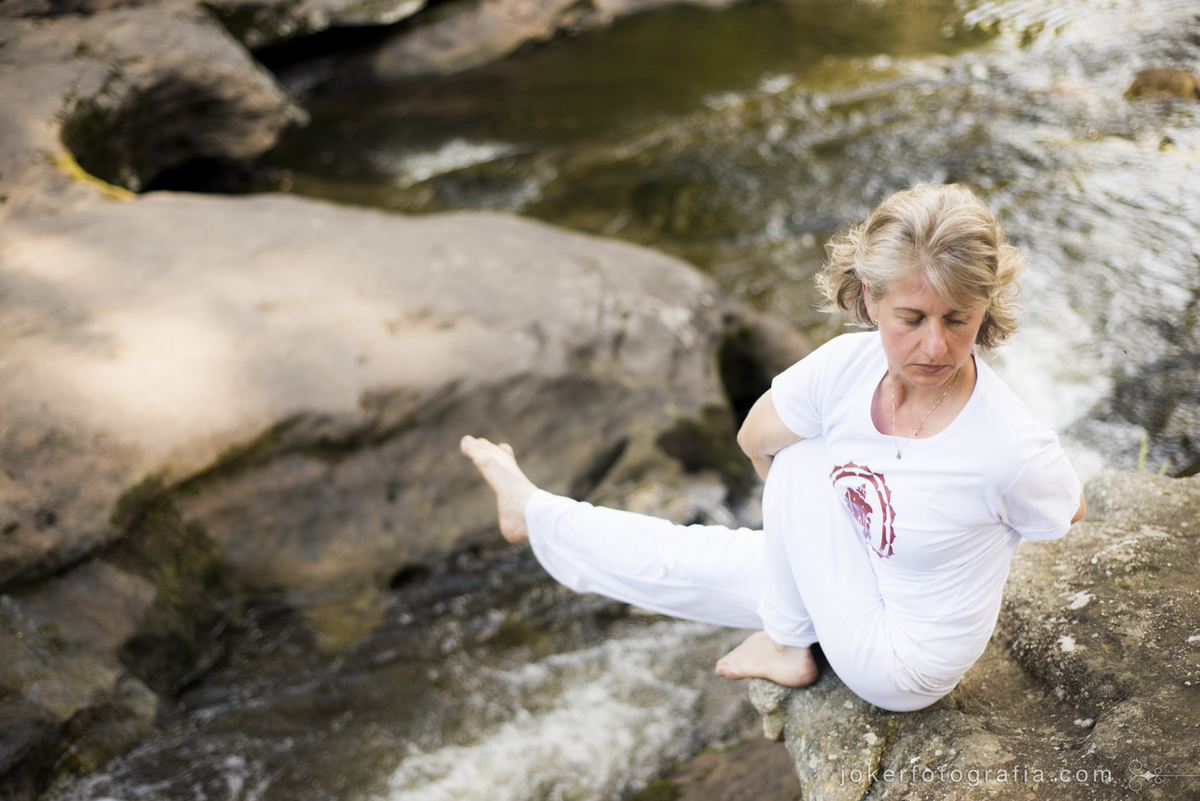 yoga ao ar livre na natureza em ensaio fotográfico feminino