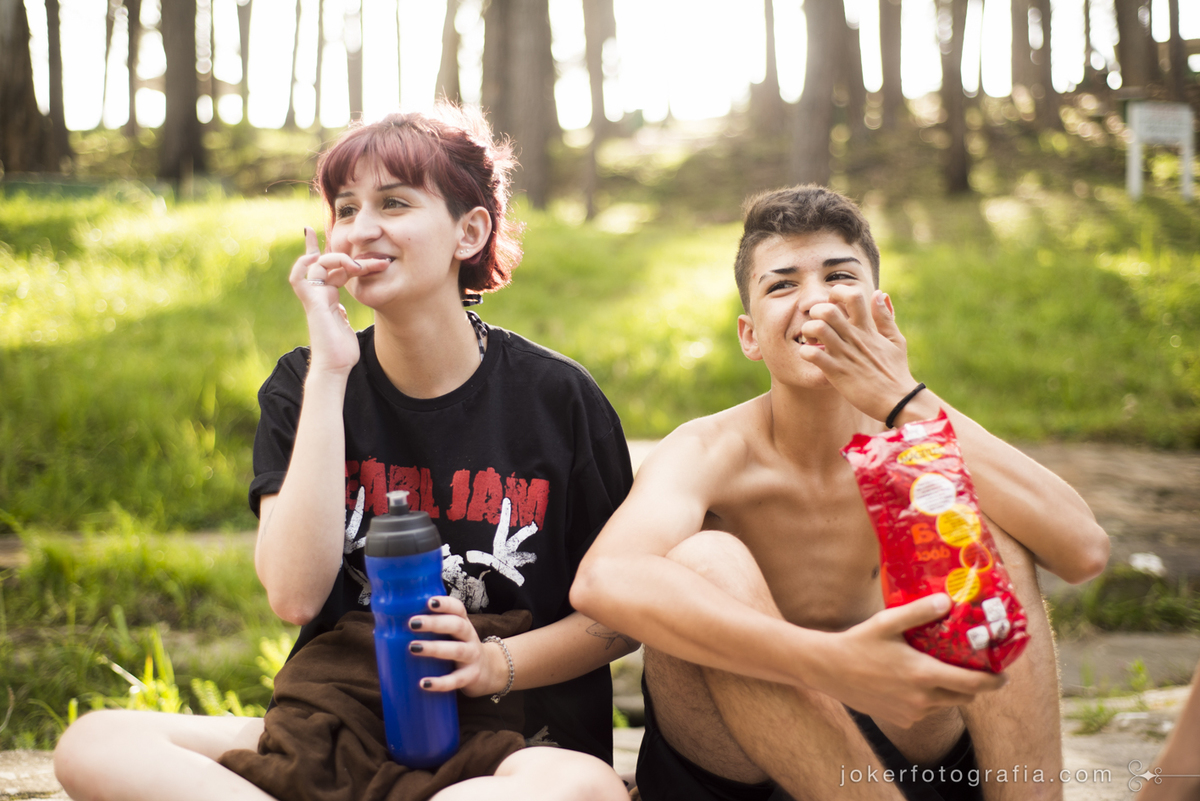 ensaio de família fotógrafo lifestyle com piquenique na beira do rio pertinho de curitiba
