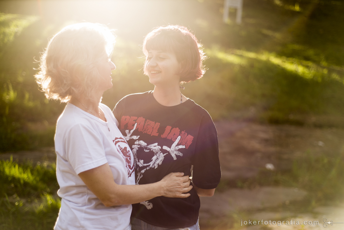 ensaio de família em curitiba foto de mãe e filha adolescente estilo lifestyle