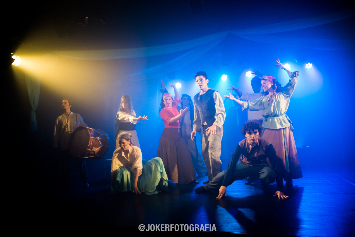 Mostra teatral do Cena Hum com a peça ecos em Cristalle Direção : Simone Hidalgo
Texto : Humberto Gomes Direção Vocal: Júnior Pereira
Fotógrafos: Joker Fotografia