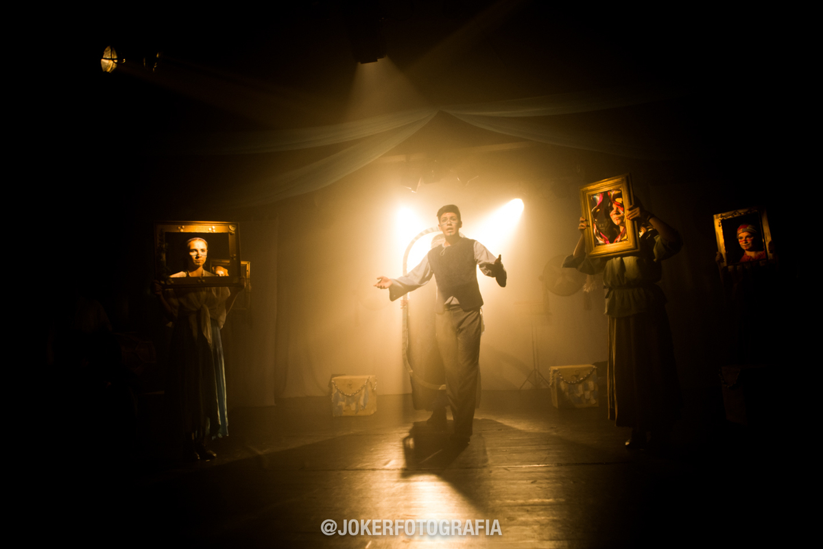 Mostra teatral do Cena Hum com a peça ecos em Cristalle Direção : Simone Hidalgo
Texto : Humberto Gomes Direção Vocal: Júnior Pereira
Fotógrafos: Joker Fotografia