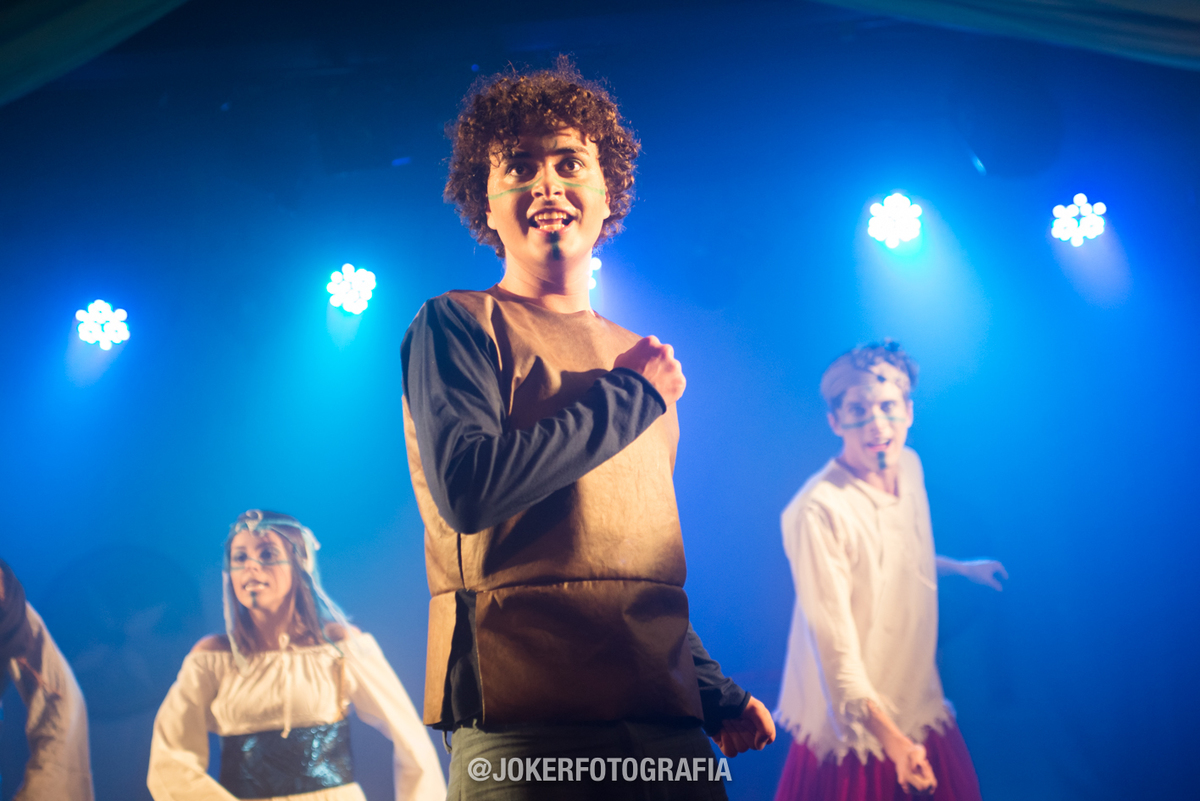 Peça ecos em cristalle com direção vocal de Júnior Pereira no teatro Cena Hum