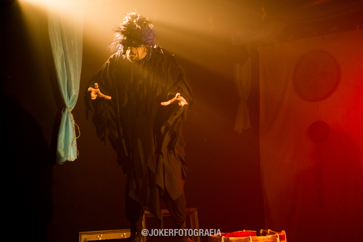 figurino de teatro do ator Thiago Chicolte fotos profissionais da peça