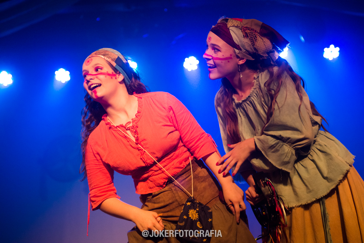 fotógrafo de teatro em curitiba na mostra do cena hum faz fotos profissionais dos atores da peça Tata gomes