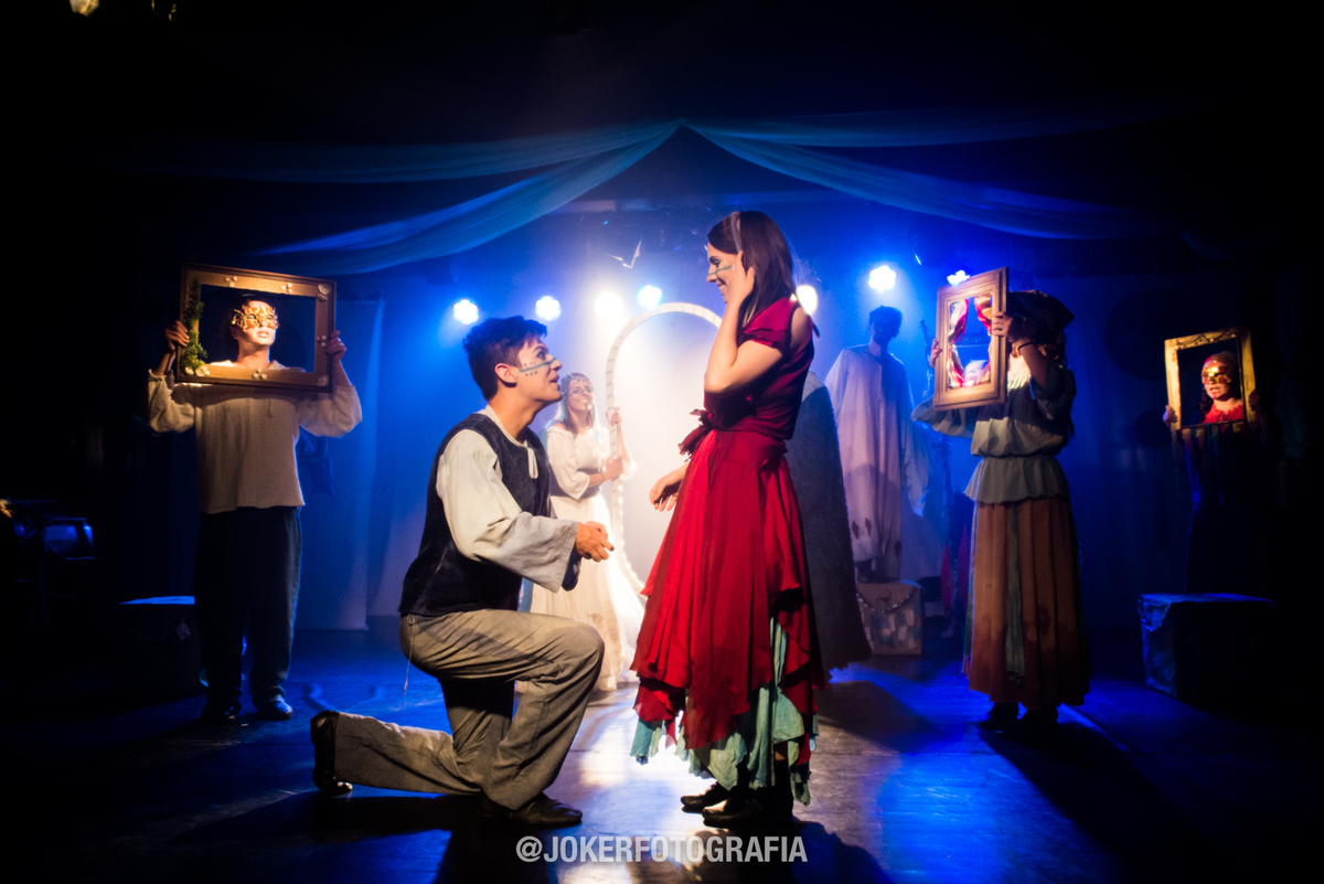 fotografia de teatro em curitiba fotos profissionais de atores e atrizes de teatro atriz Carol Weigert em mostra do cena hum