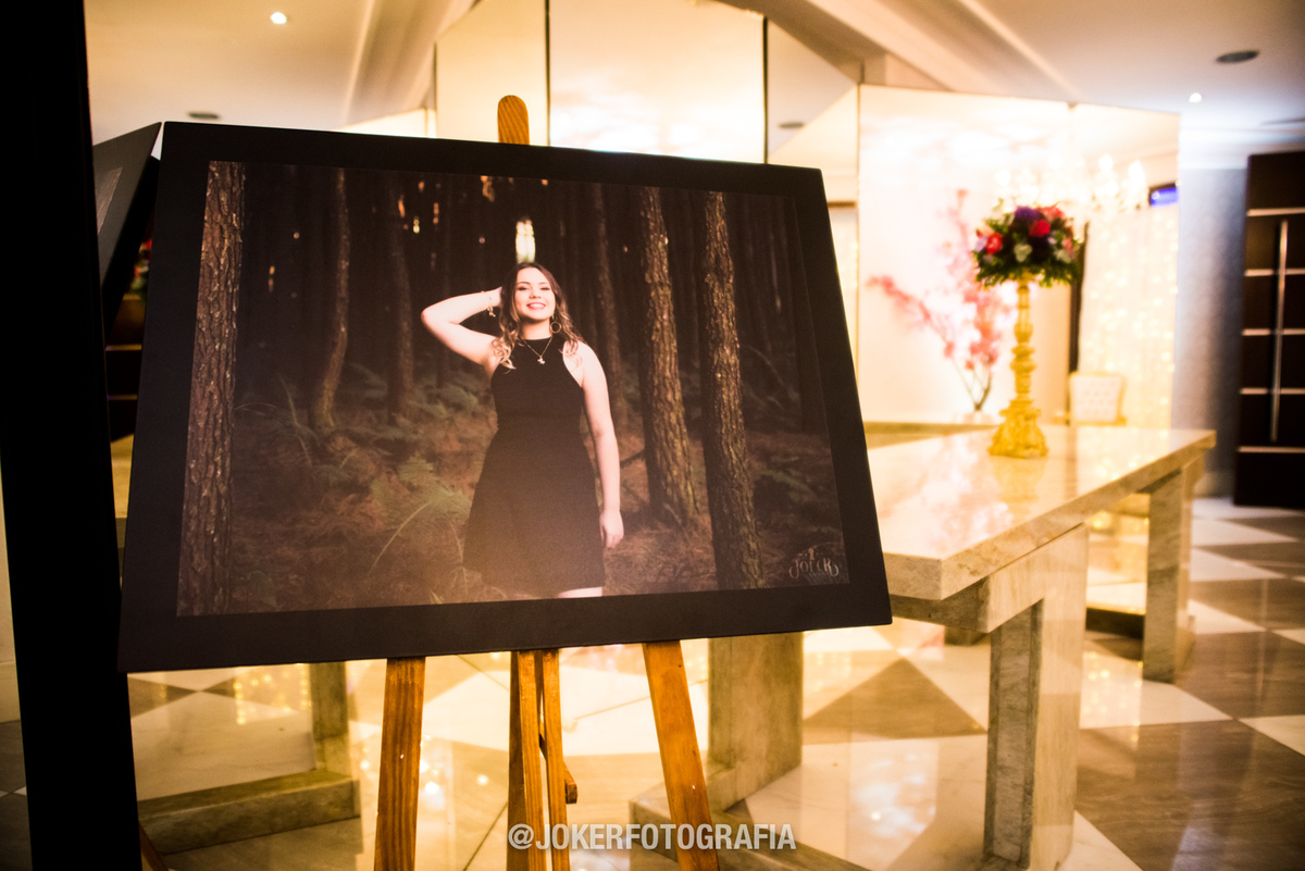 pôster na entrada da festa 15 anos