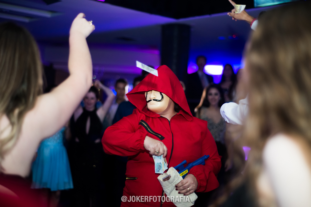 la casa de papel mãe da debutante entra fantasiada no meio da festa de 15 anos