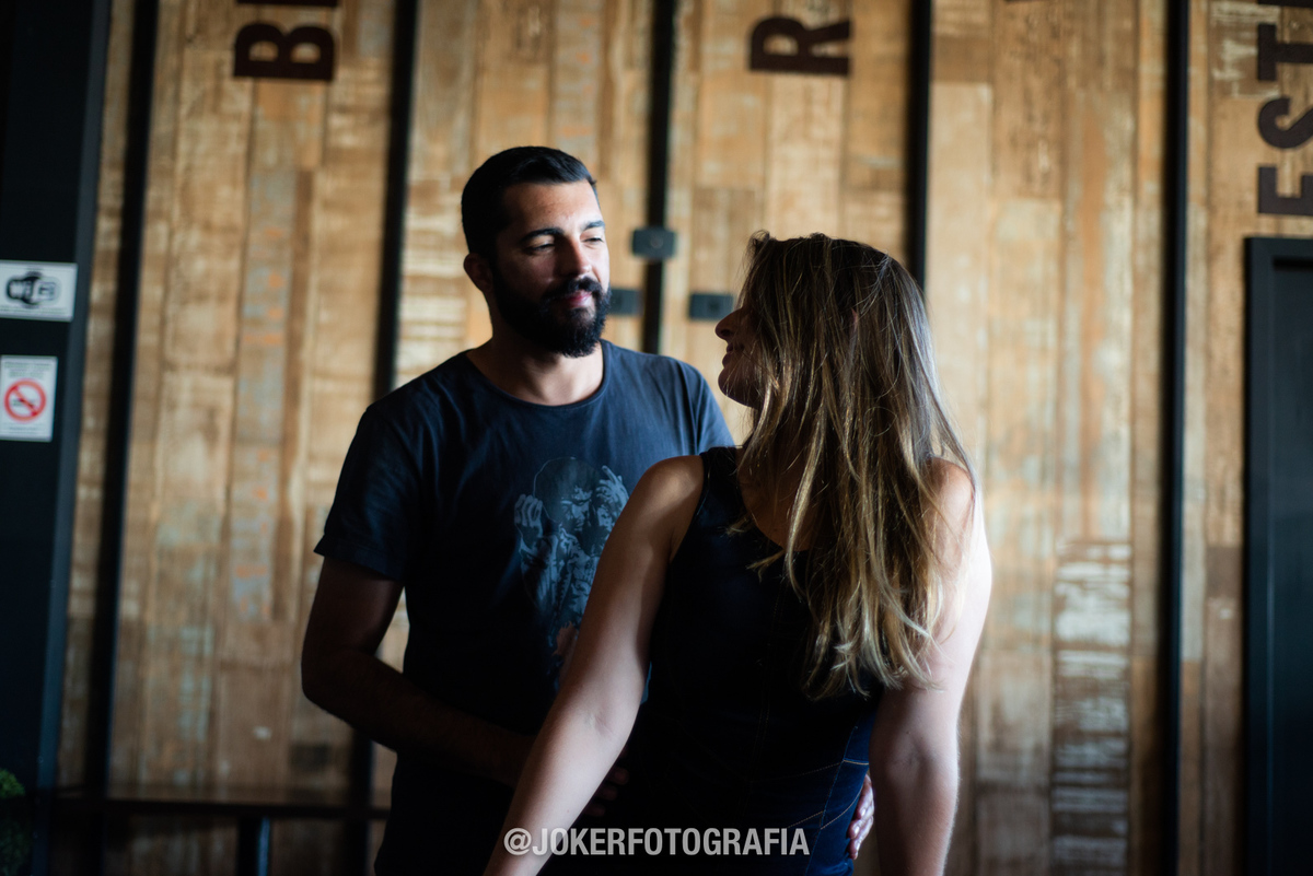 ensaio diferente com parede de madeira de fundo