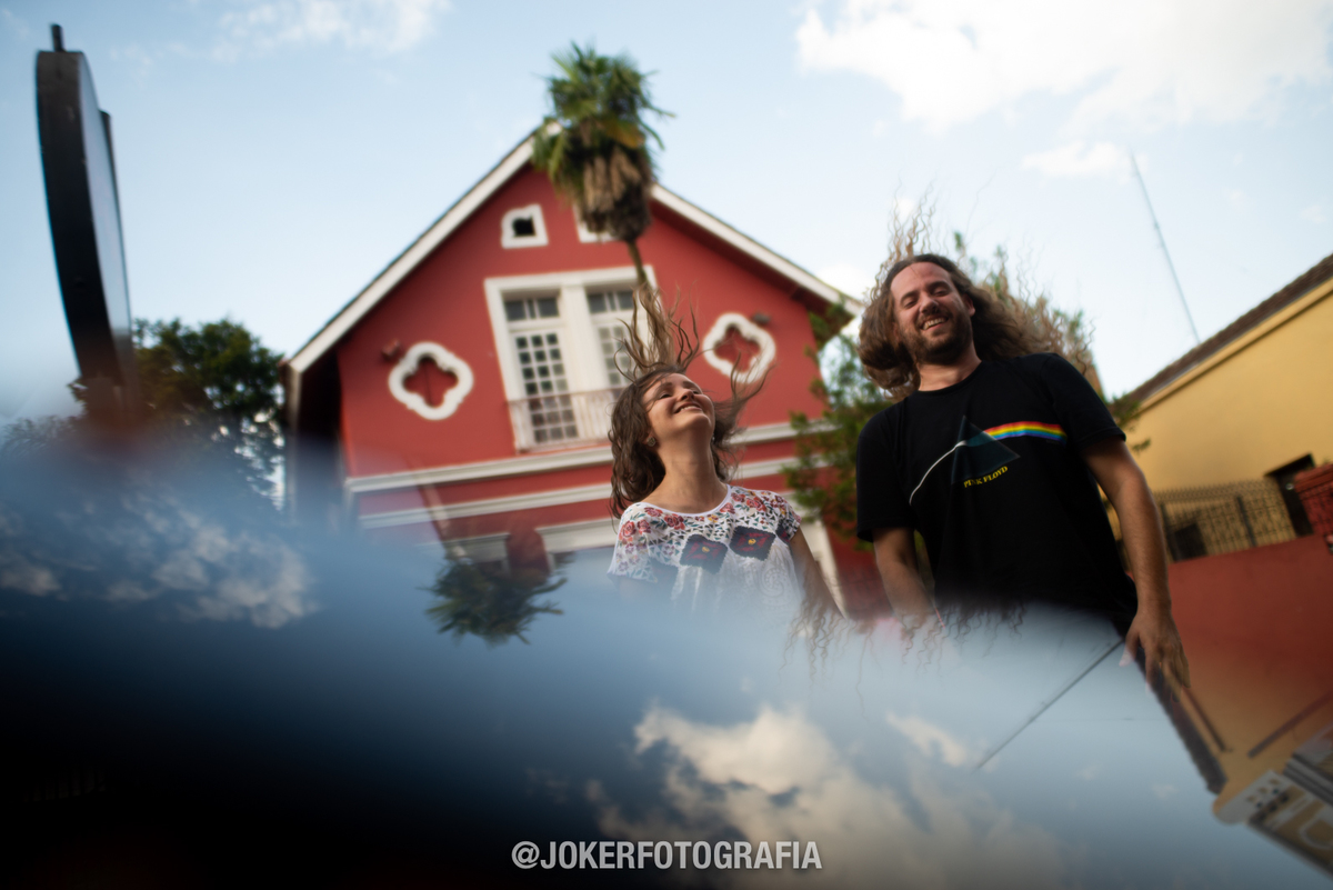 noivo cabeludo bangeando no ensaio pre wedding antes do casamento no blood rock bar