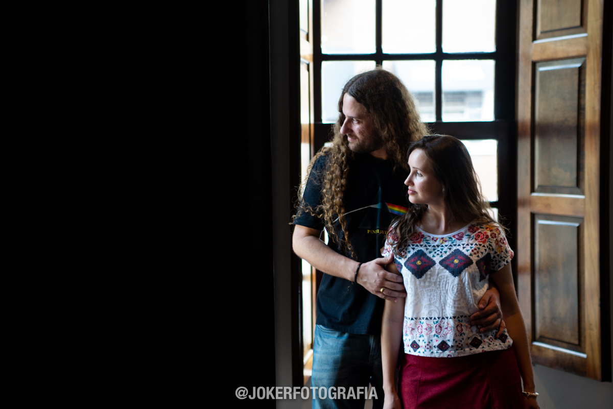 noivo de cabelos compridos roupas para o casamento