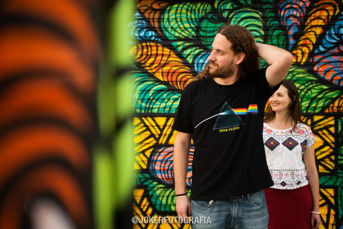 graffitti nas paredes de curitiba para ensaio urbano de casal rock n roll alternativo 