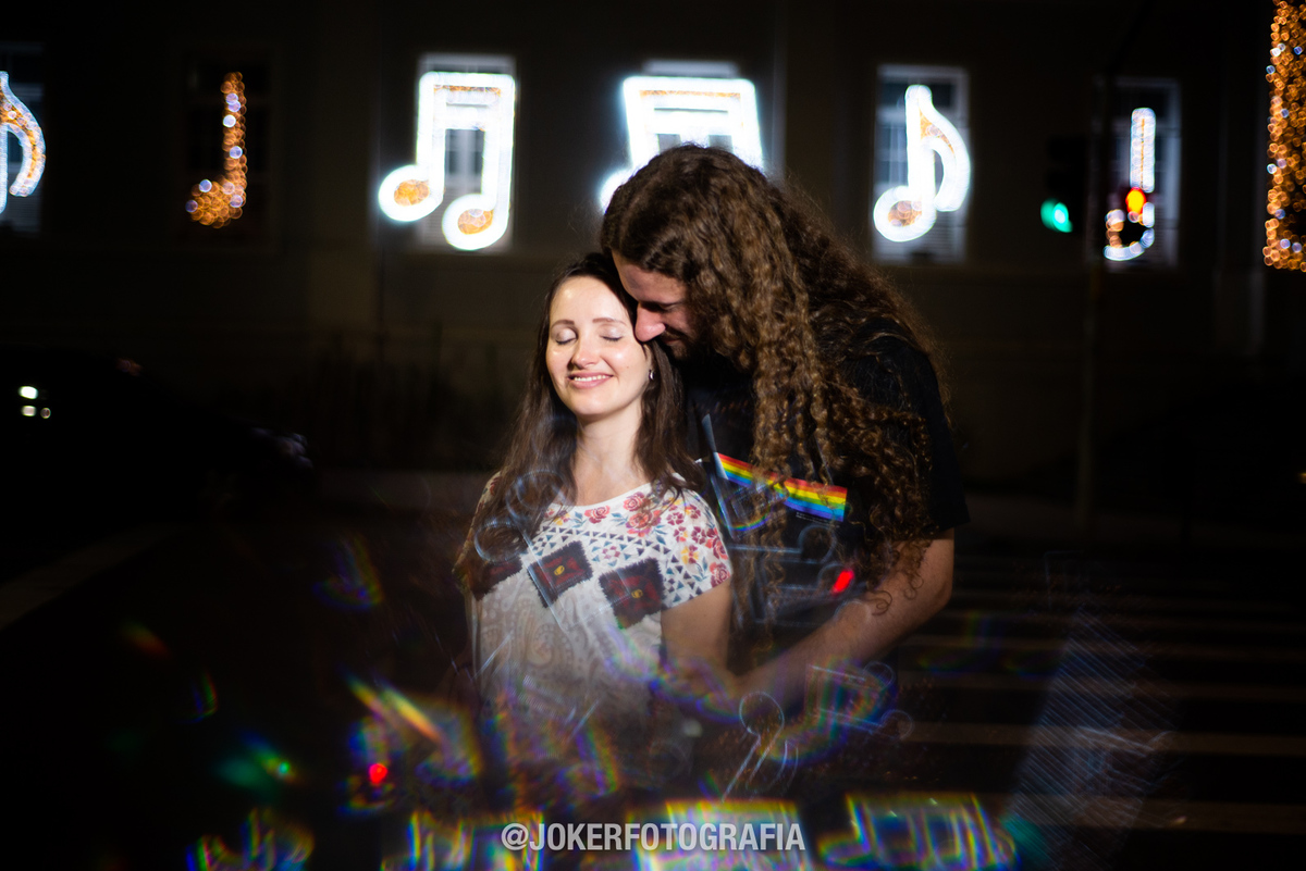 ensaio de casal de músicos com decoração de natal