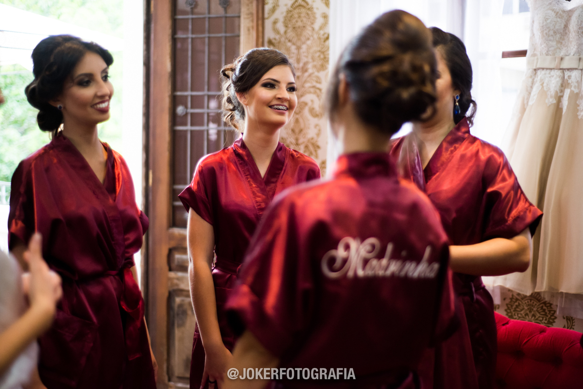 roupão bordado para noiva e madrinhas no dia do casamento