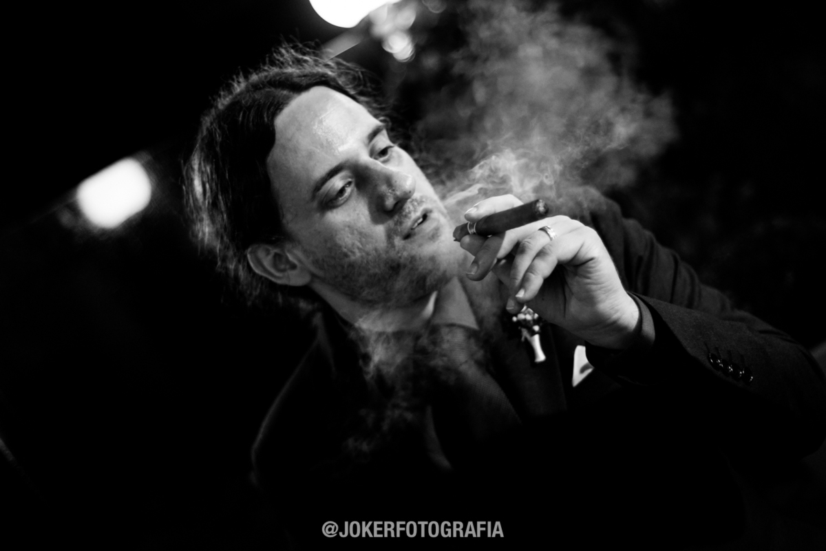 noivo fumando charuto no dia do casamento para dar sorte