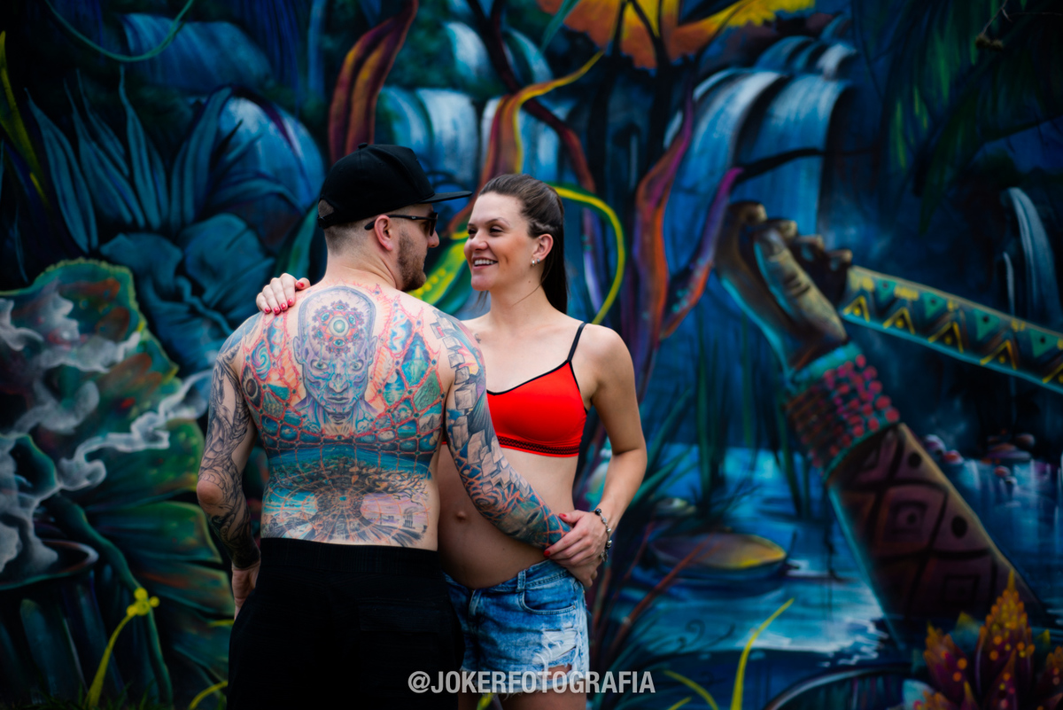 ensaio de gestante tatuada pai com tattoo familia