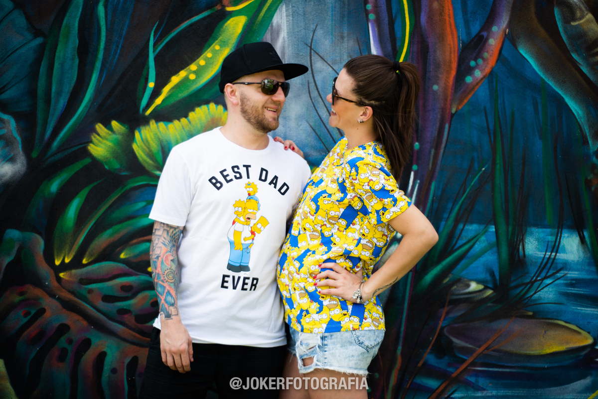 ensaio de gestante urbano em muro grafitado