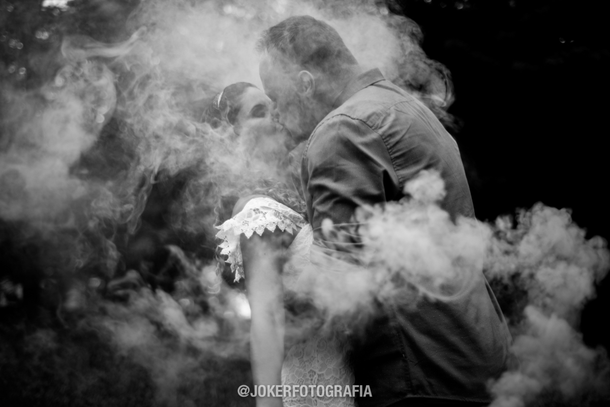 fotografo de curitiba faz fotos com fumaça em ensaio de casal