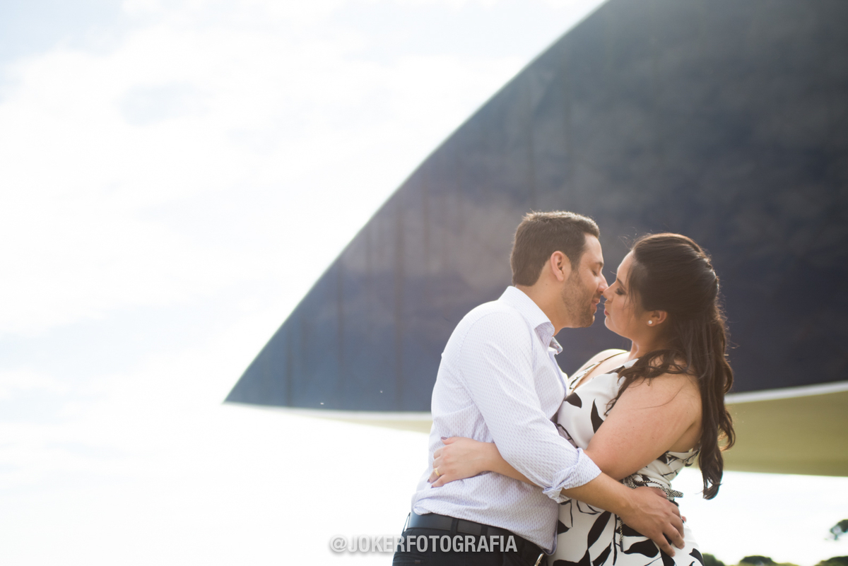 fotógrafo faz ensaio de casal no museu do olho