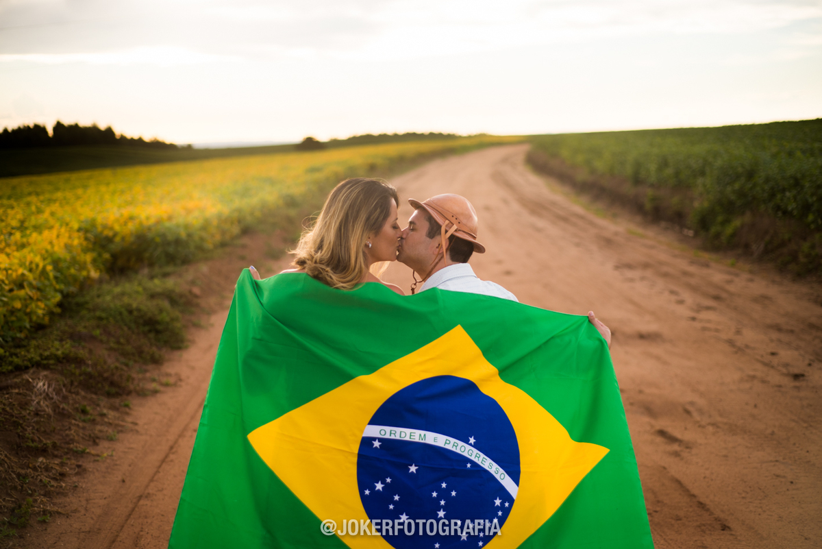 fotógrafo brasileiro faz fotografia de casamentos e ensaios de casal na foto noivo cearense com bandeira do brasil