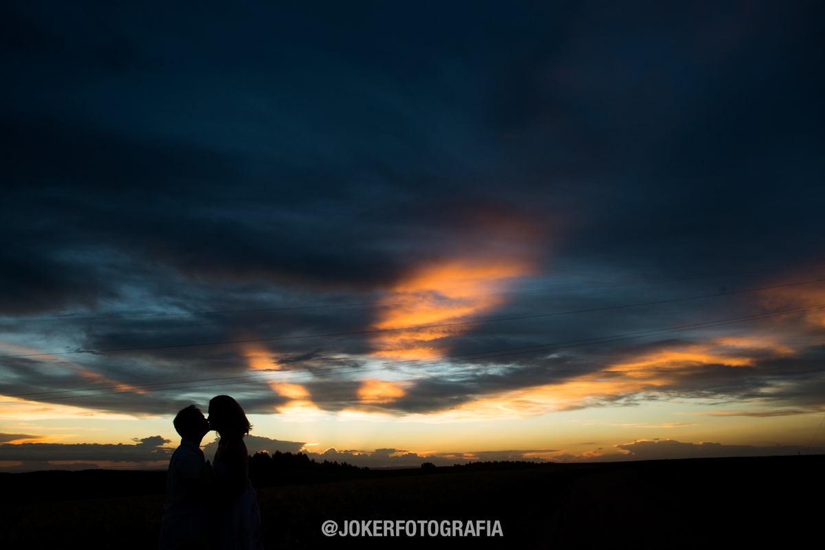 por do sol em castro no parana durante ensaio de casal