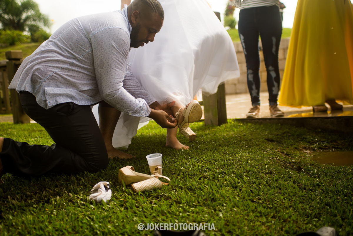 casamento ao ar livre no laggus noiva tirando o sapato