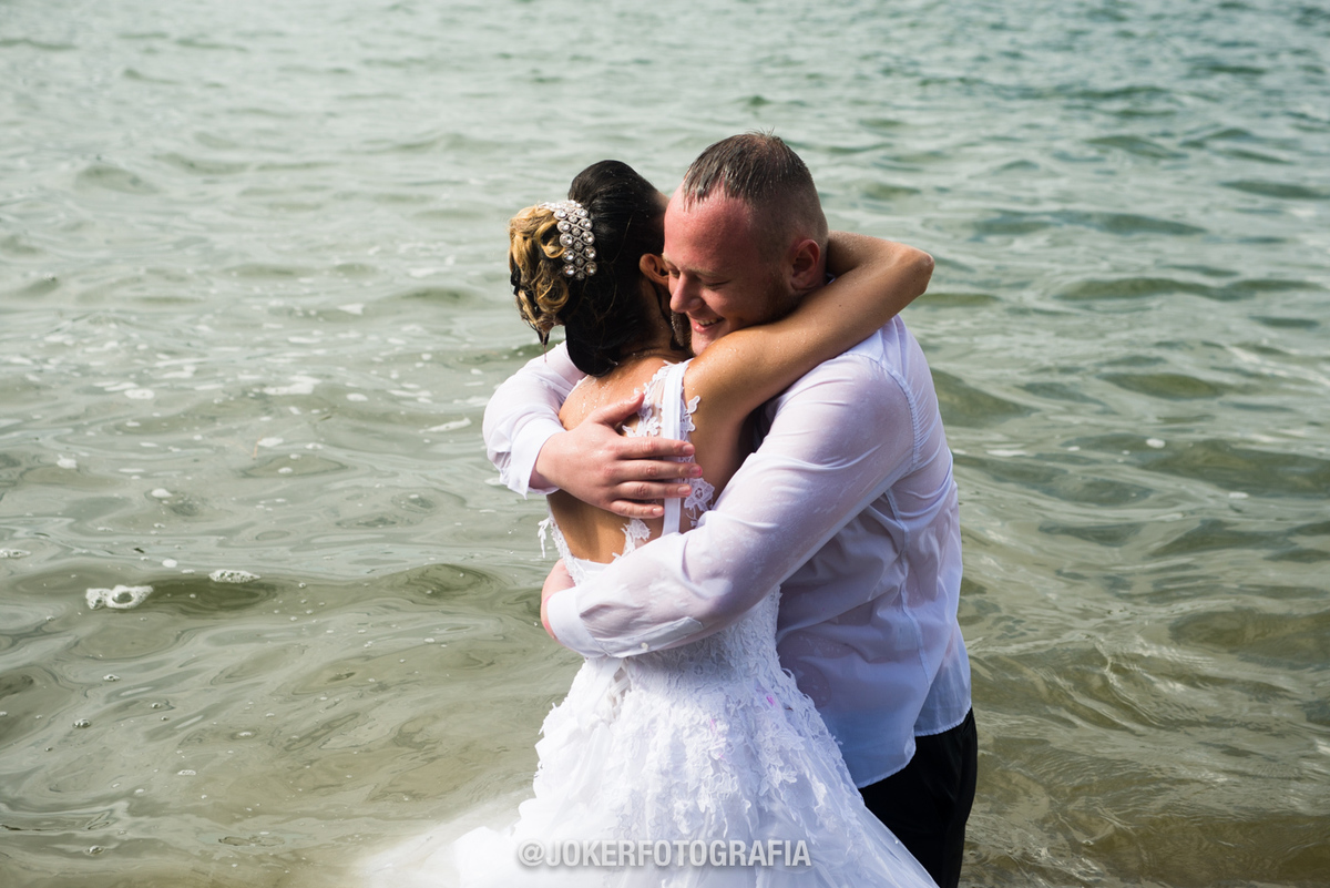 noivos entram na água no dia do casamento no laggus