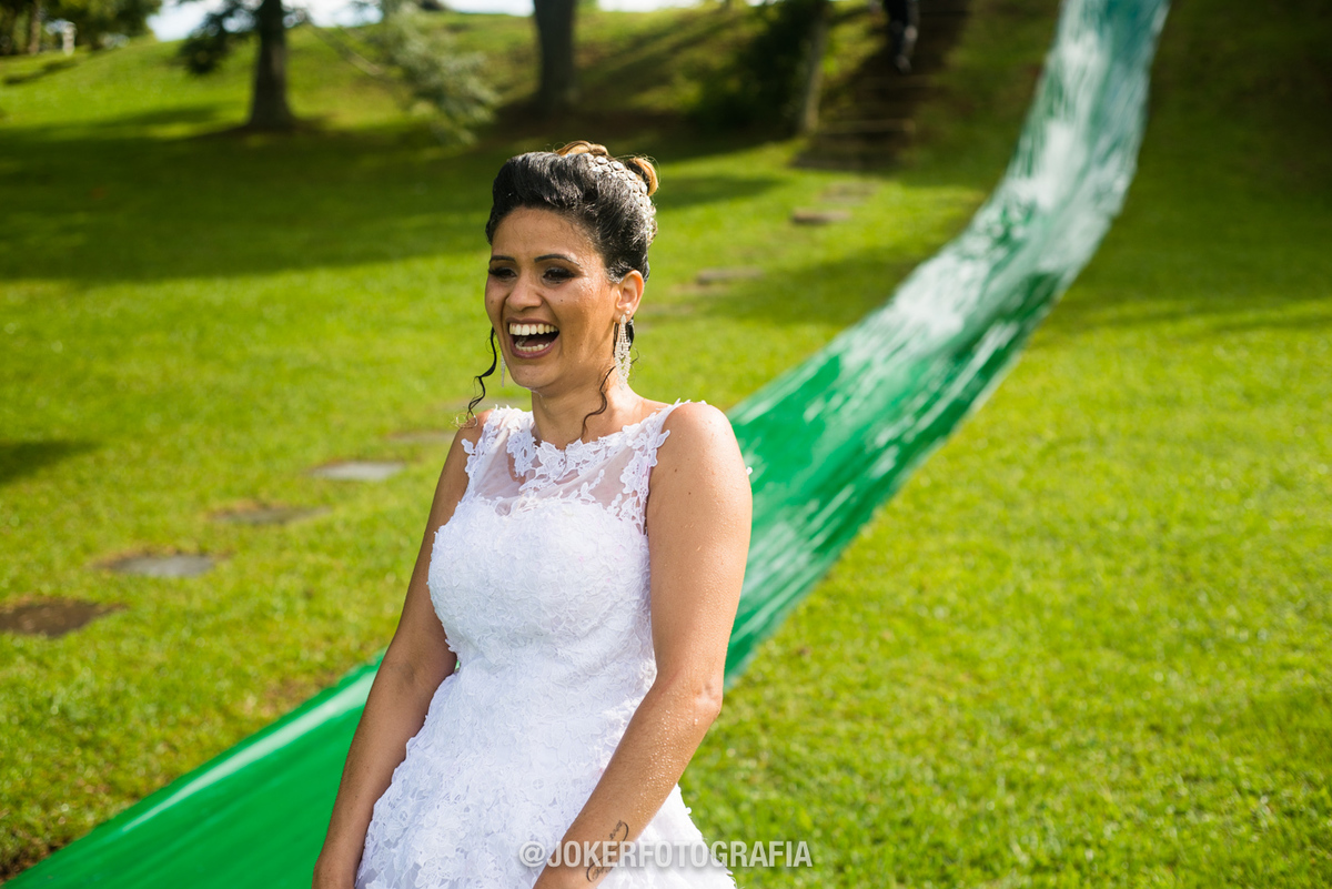 noiva fazendo skibunda no dia do casamento