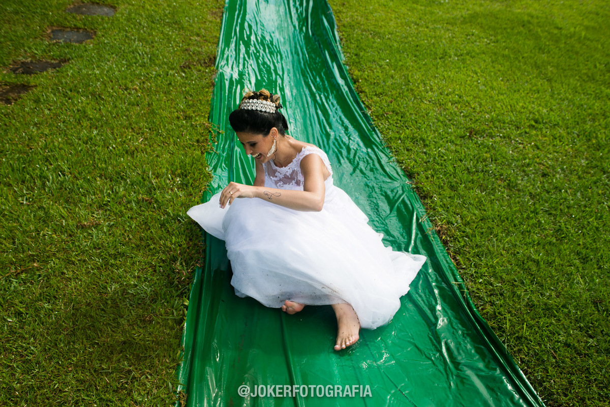 casamento no laggus fotógrafos de casamento flagram a noiva entrando no lago