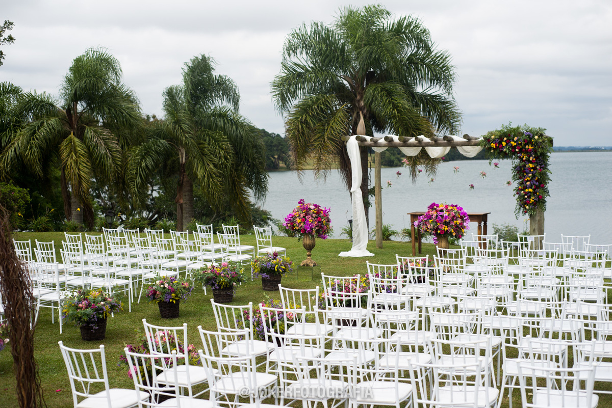 casamento ao ar livre no laggus eventos com pergolado e decoração floral