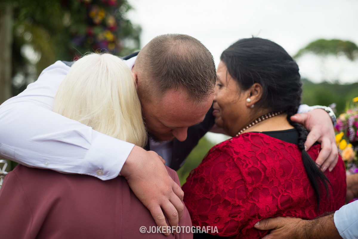 noivo se emociona com avós levando as alianças